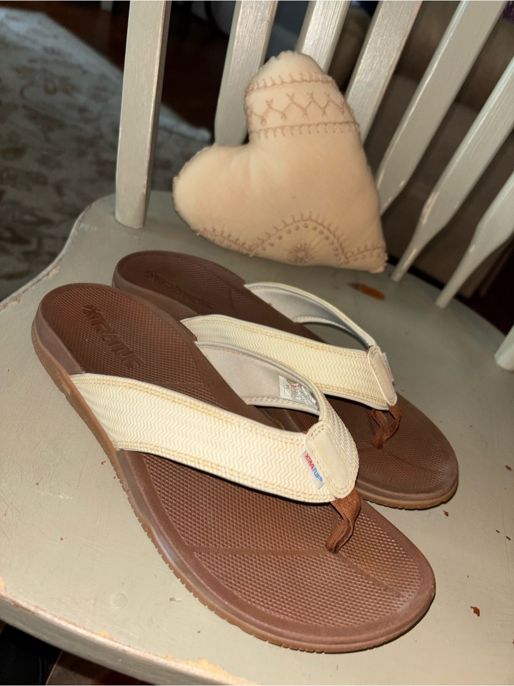 Xtratuf Sz 10 womens Brown & Cream Flip Flop Sandals